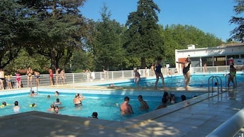 Piscina stagionale all'aperto, ombrelloni da piscina, lettini