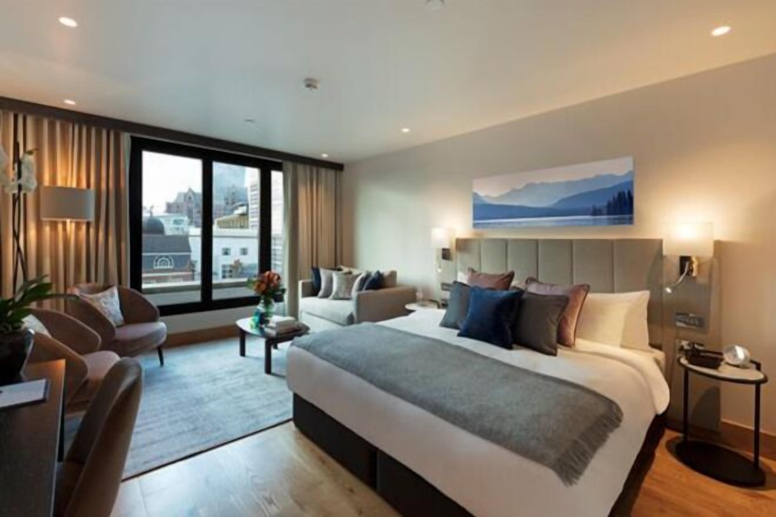 Ropa de cama hipoalergénica y caja de seguridad en la habitación 