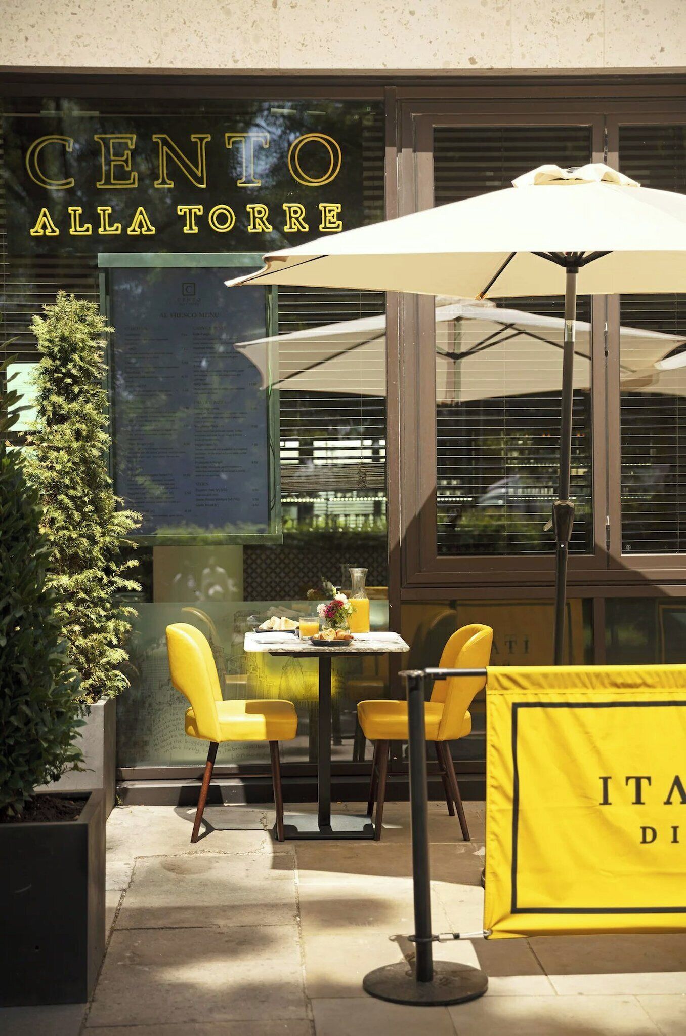 供应早餐、午餐和晚餐，意大利菜