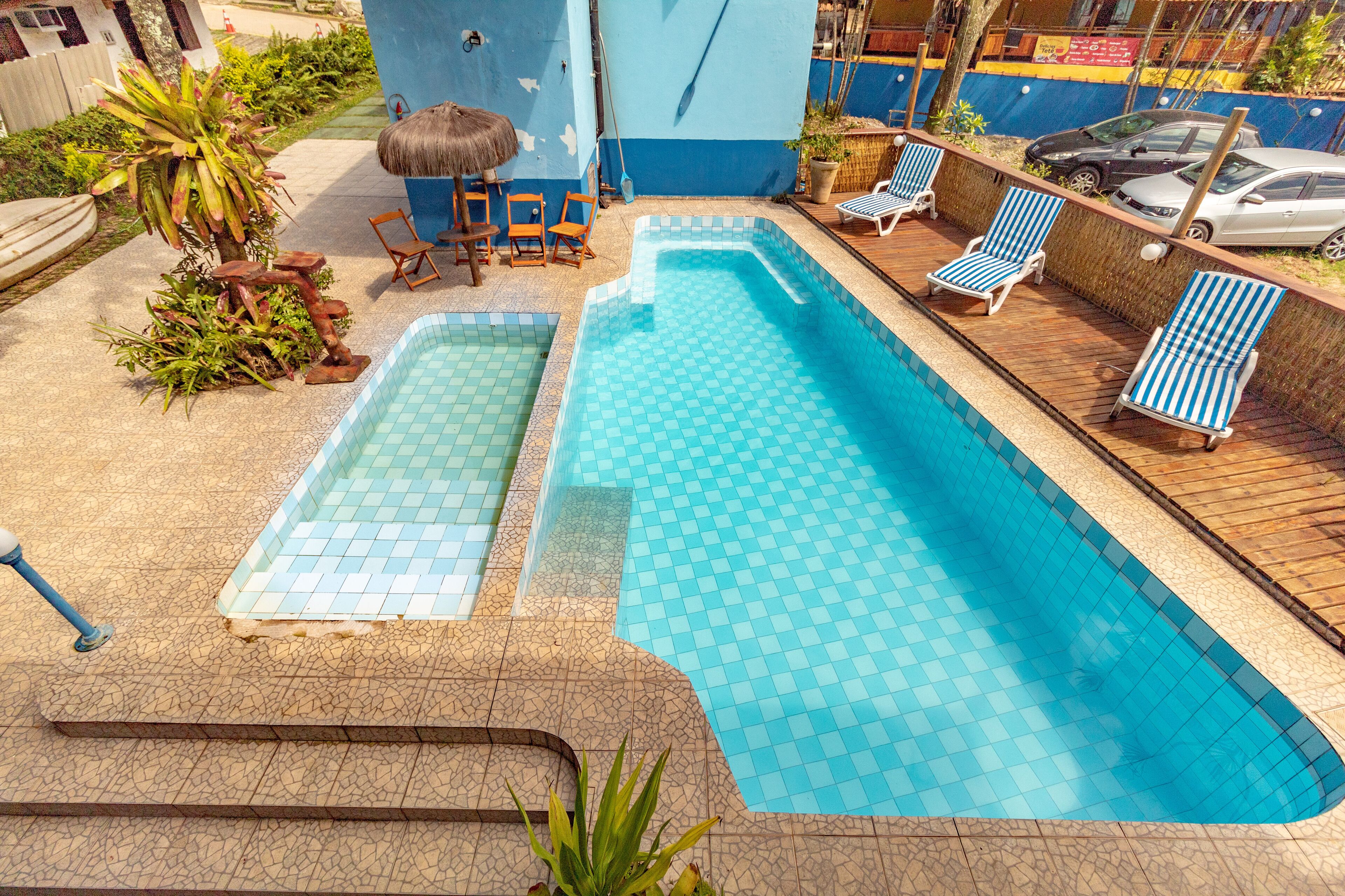 outdoor pool, pool loungers