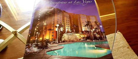 Utendørsbasseng og et oppvarmet basseng