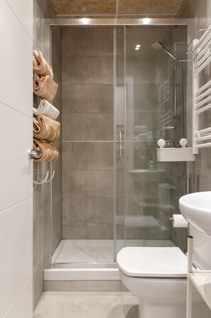 Double Room, Balcony | Bathroom | Hair dryer, towels, soap, shampoo - Hostal House (Barcelona)