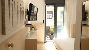 Tweepersoonskamer, balkon | Een kluis op de kamer, een bureau, verduisterende gordijnen