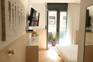 In-room safe, individually furnished, desk, blackout drapes - Hostal House (Barcelona)