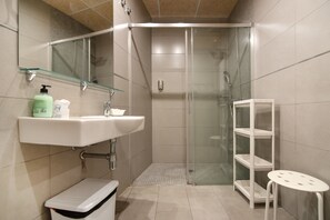 Comfort Room, Patio | Bathroom | Hair dryer, towels, soap, shampoo - Hostal House (Barcelona)