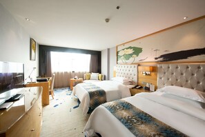 Een minibar, een kluis op de kamer, een bureau, gratis wifi