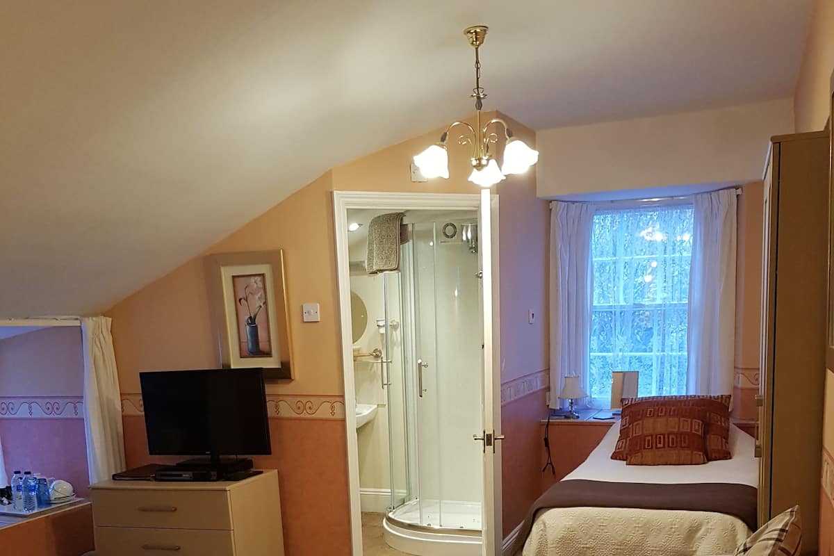 The Coral Room (1st Floor) | Soundproofing, iron/ironing board, free WiFi, bed sheets