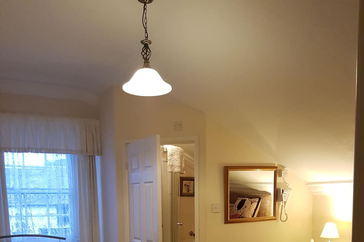 The Magnolia Room (1st Floor) | Soundproofing, iron/ironing board, free WiFi, bed sheets