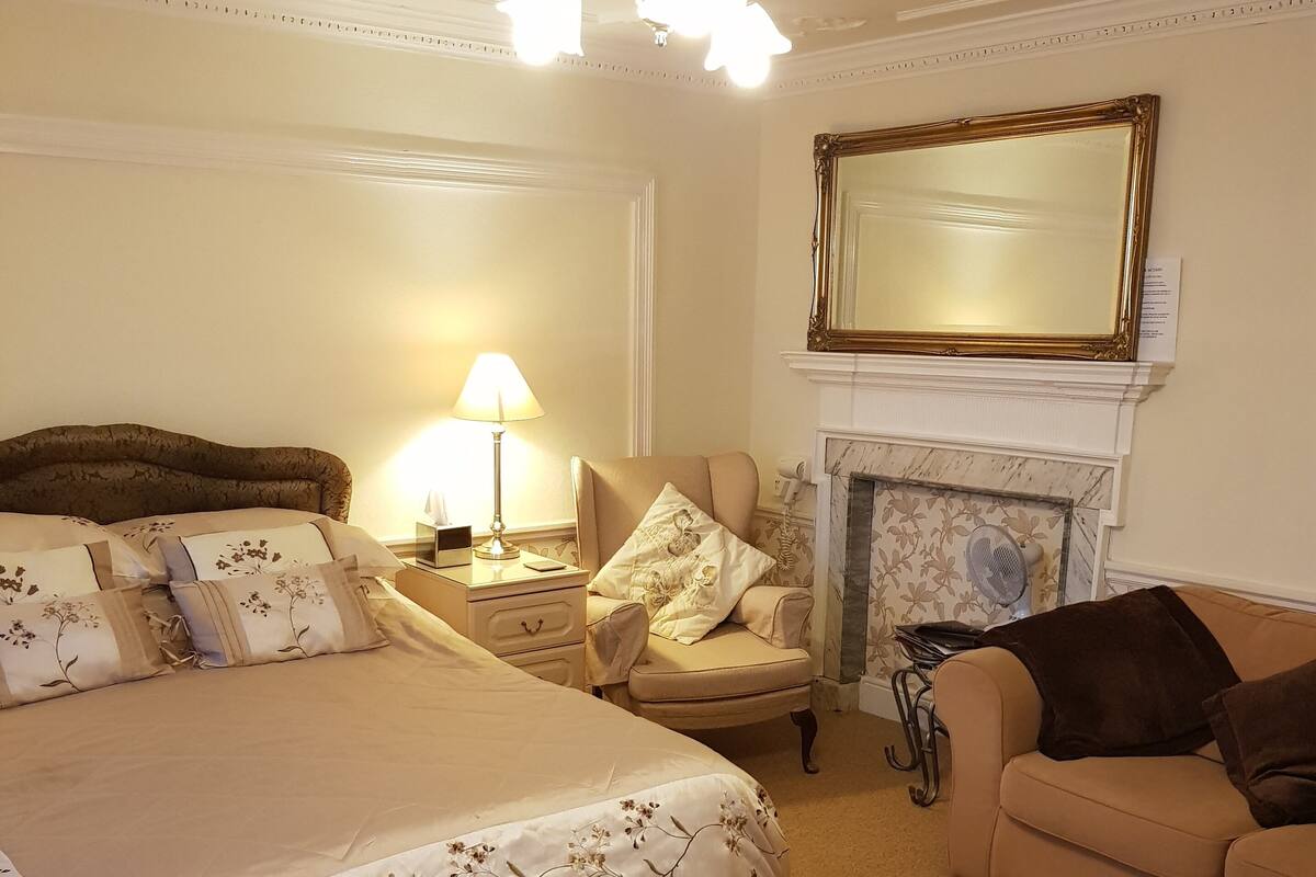 The Fuchsia Room (1st Floor) | Soundproofing, iron/ironing board, free WiFi, bed sheets