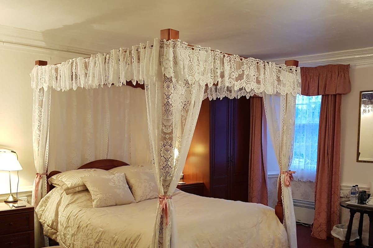 The Pink Room (1st Floor - 4 Poster Bed) | Soundproofing, iron/ironing board, free WiFi, bed sheets