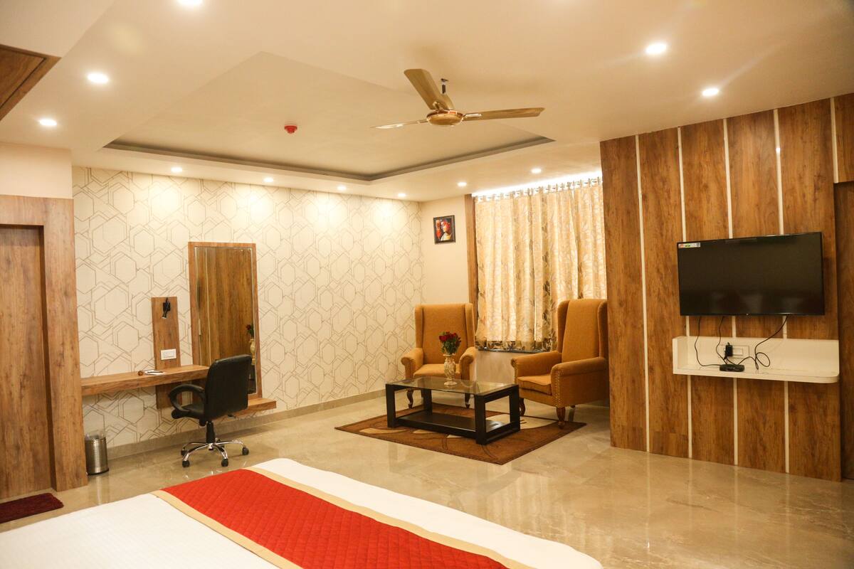 In-room safe, desk, laptop workspace, soundproofing