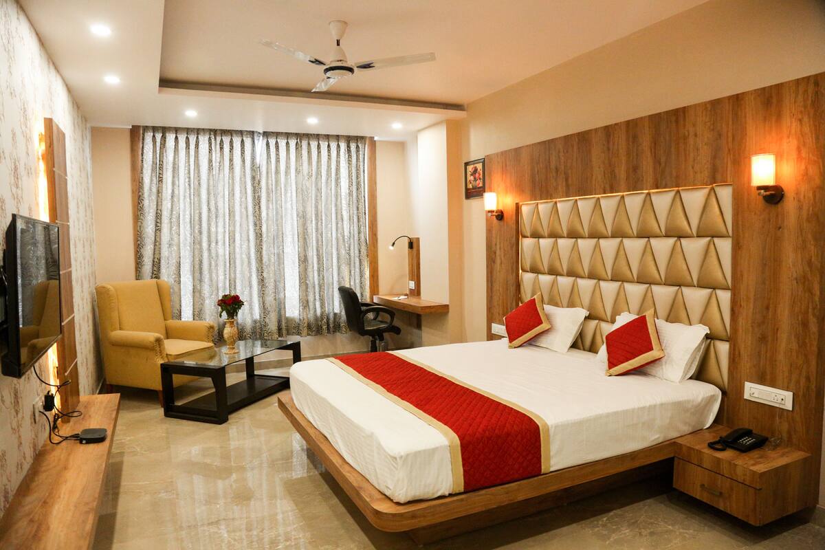 In-room safe, desk, laptop workspace, soundproofing