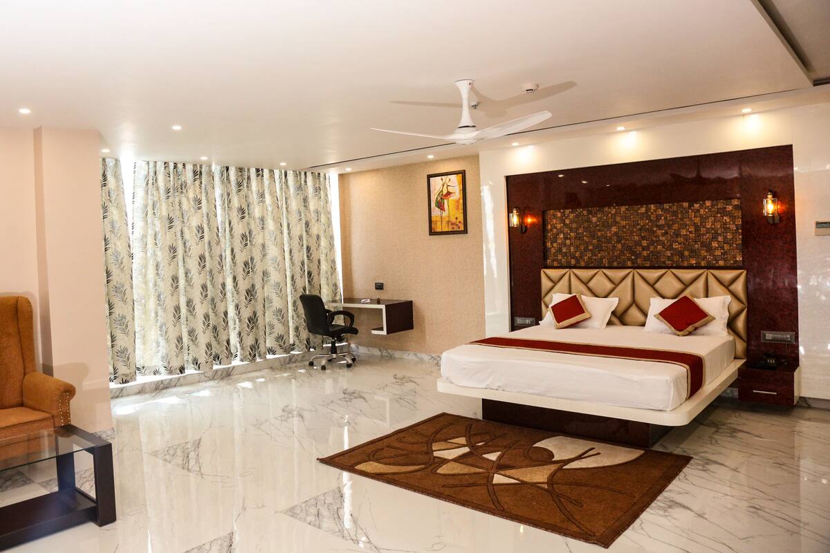 In-room safe, desk, laptop workspace, soundproofing