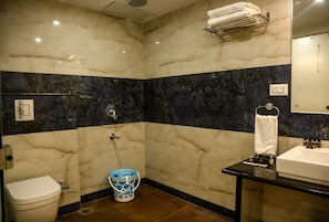 Deluxe Room | Bathroom | Shower, free toiletries, slippers, towels