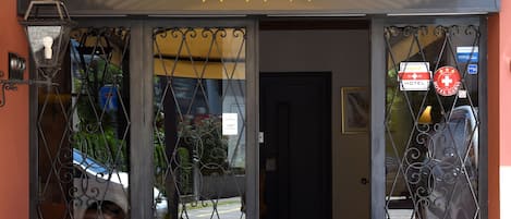 Pintu masuk properti