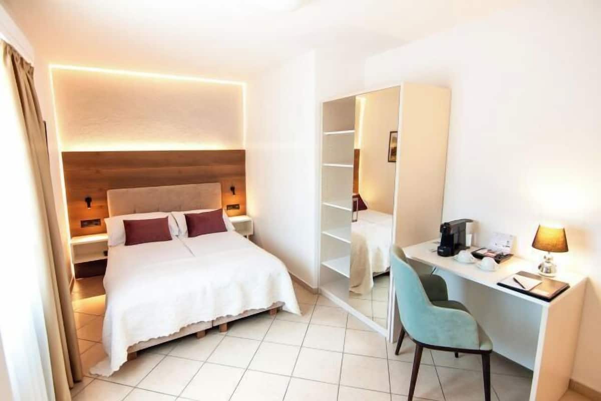 Cofres nos quartos, individualmente decorados, escrivaninha