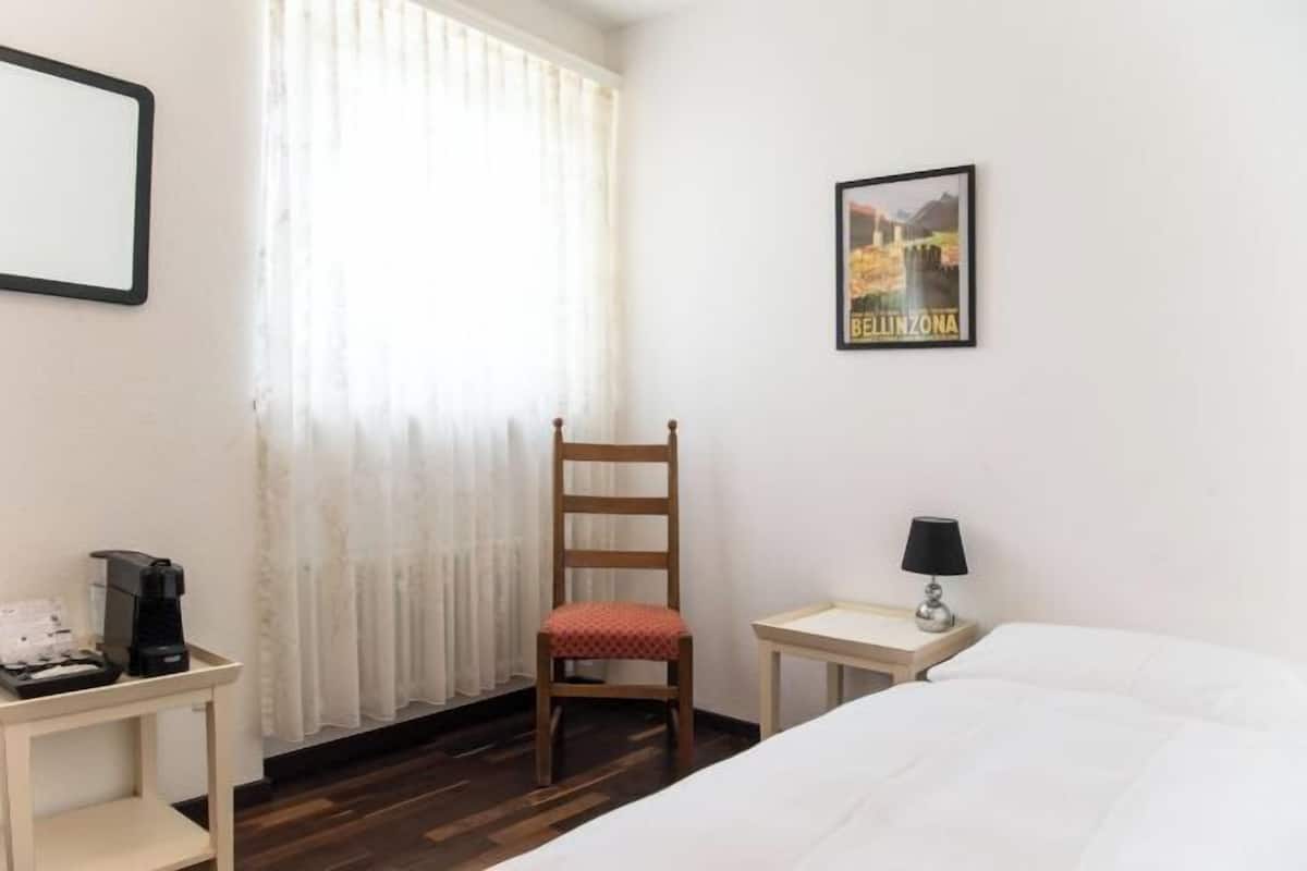 Cofres nos quartos, individualmente decorados, escrivaninha