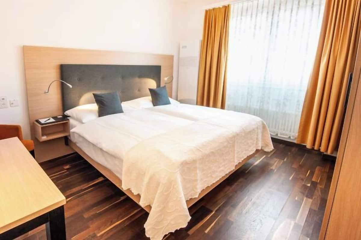 Zimmersafe, individuell dekoriert, Schreibtisch