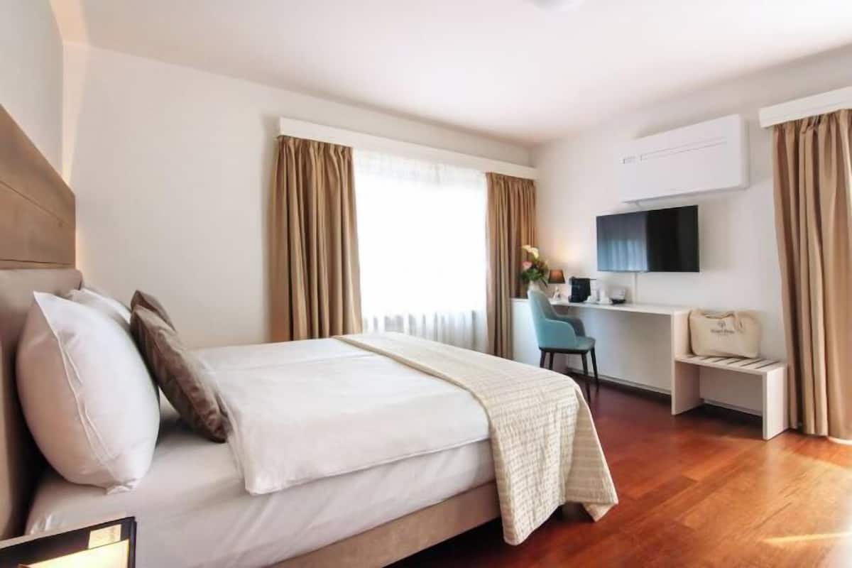 Cofres nos quartos, individualmente decorados, escrivaninha