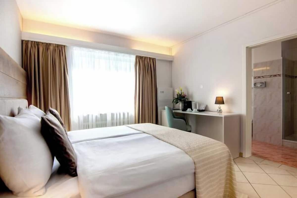 Cofres nos quartos, individualmente decorados, escrivaninha
