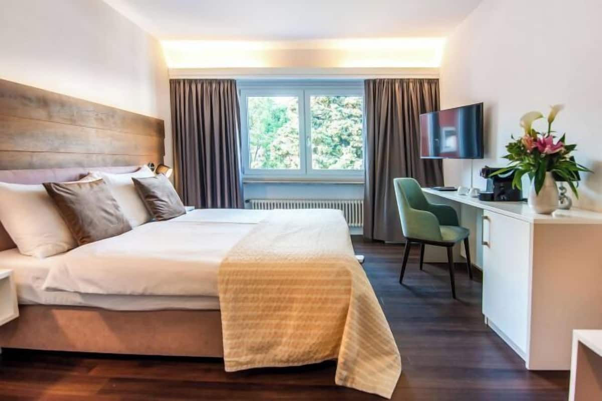 Cofres nos quartos, individualmente decorados, escrivaninha