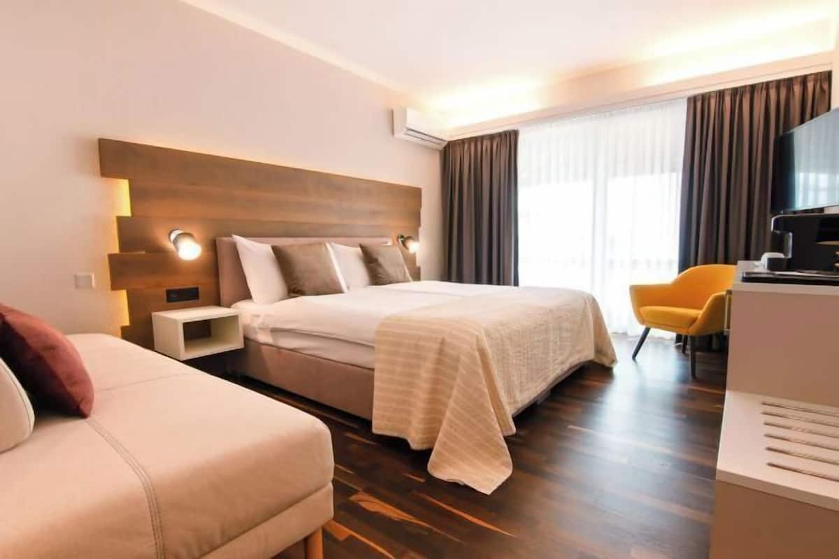 Cofres nos quartos, individualmente decorados, escrivaninha