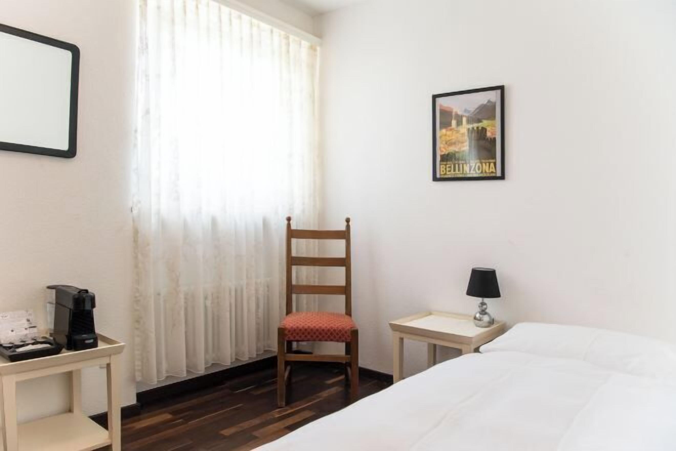 Zimmersafe, individuell dekoriert, Schreibtisch