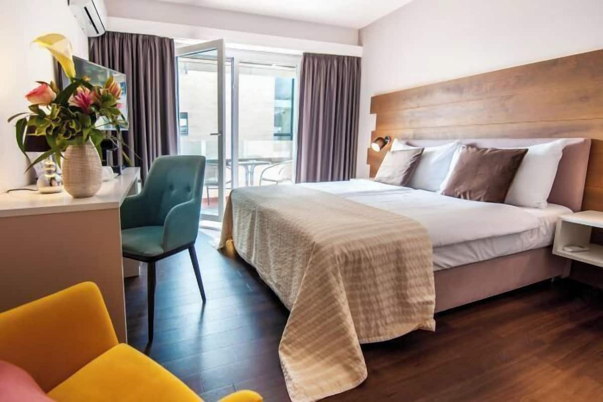 Cofres nos quartos, individualmente decorados, escrivaninha