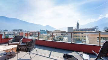 Deluxe-Zimmer, Terrasse, Bergblick | Blick auf die Stadt