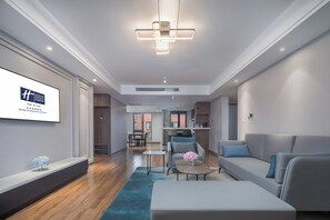 Suite, 2 slaapkamers (Dining) | Een kluis op de kamer, een bureau, geluiddichte muren, gratis wifi