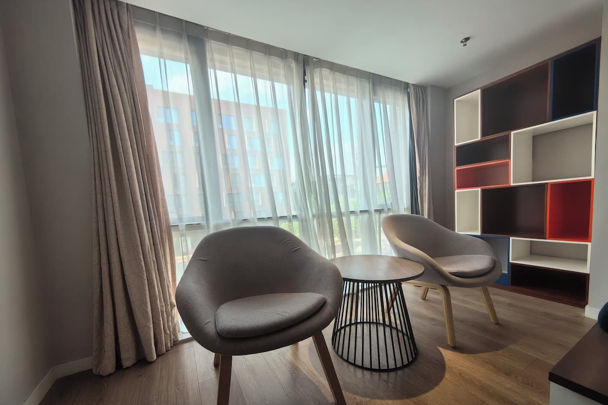 Standardzimmer, 1 King-Bett (Extra Floor Space) | Zimmersafe, Schreibtisch, schallisolierte Zimmer, kostenloses WLAN