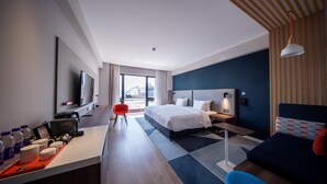 A modern hotel room with a bed, desk, chair, and a TV. - Holiday Inn Express Beijing Shijingshan Lakeview by IHG (Beijing)