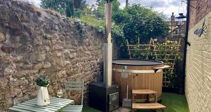 Characterful Home With Hot Tub In Vibrant Village!