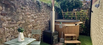 Characterful Home With Hot Tub In Vibrant Village!