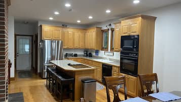 Een koelkast, een magnetron, een oven, een kookplaat