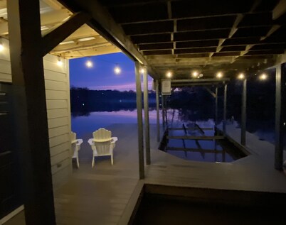 Spacious Lakefront Home, Amazing Views, Nice Dock, Sleeps 20 comfortably-Private