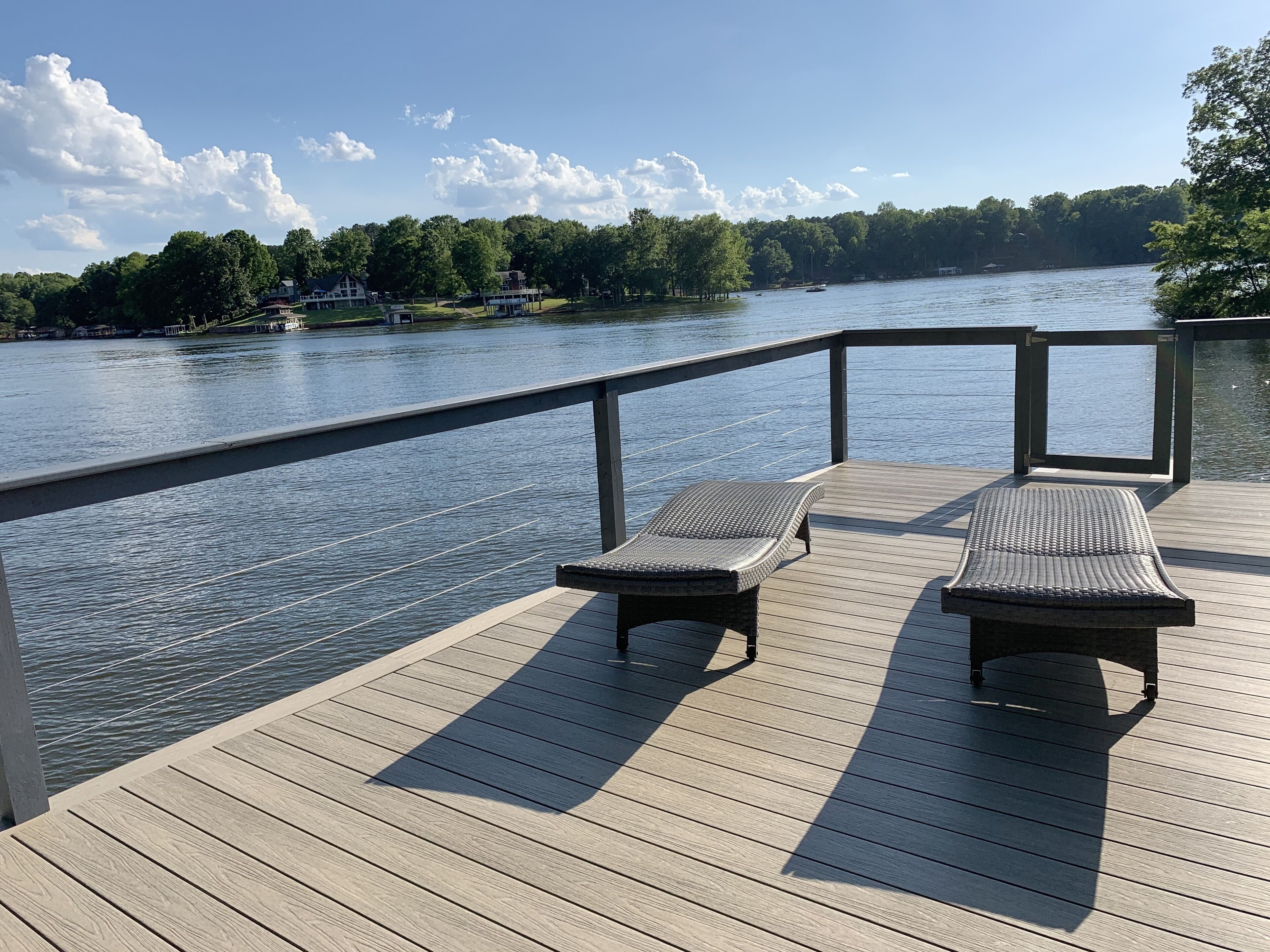 Spacious Lakefront Home, Amazing Views, New Dock, Sleeps 20 comfortably, Private