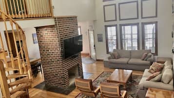 Een smart-tv, een open haard, een dvd-speler en een tafeltennistafel