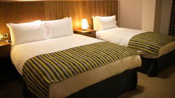 Escritorio, sistema de insonorización, wifi gratis y ropa de cama