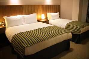 Chambre double (1 King Bed + 1 Single Bed) | Bureau, système d’insonorisation, accès au Wi-Fi (inclus)