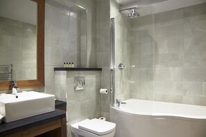 Chambre double (1 King Bed + 1 Single Bed) | Salle de bain | Ensemble baignoire-douche, articles de toilette (gratuits)