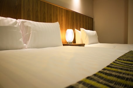 Escritorio, insonorización, wifi gratis y ropa de cama