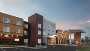 A Fairfield Inn & Suites hotel with a modern design, featuring a covered entrance and a parking lot. - Fairfield Inn & Suites by Marriott Louisville New Albany IN (New Albany)