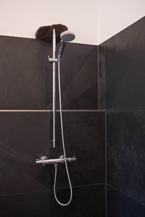 Ducha y bañera combinadas, secador de pelo, toallas y papel higiénico