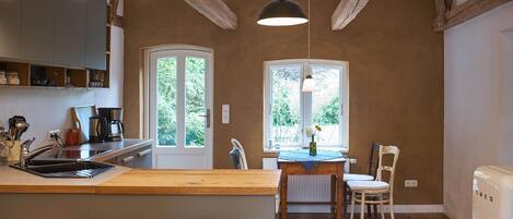 Kühlschrank, Mikrowelle, Ofen, Herdplatte