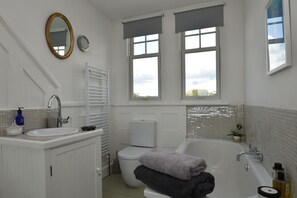 Cottage | Bathroom | Combined shower/tub, towels, soap, toilet paper