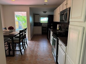 Fridge, microwave, oven, stovetop - Downtown Retreat -City Place, Convention Center everything is a short walk away! (West Palm Beach)