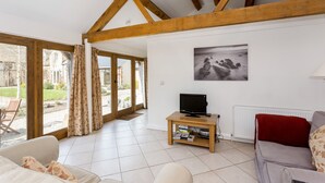 Traditional Cottage, 2 Bedrooms | Living room - Bright Cotswolds Home near Littleworth (Faringdon)