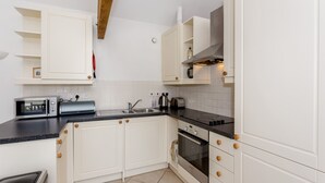 Traditional Cottage, 2 Bedrooms | Shared kitchen - Bright Cotswolds Home near Littleworth (Faringdon)
