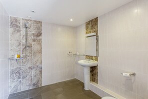 Bathroom - Bright Cotswolds Home near Littleworth (Faringdon)